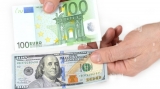 Dolarul american îşi menţine aprecierea în faţa monedei europene