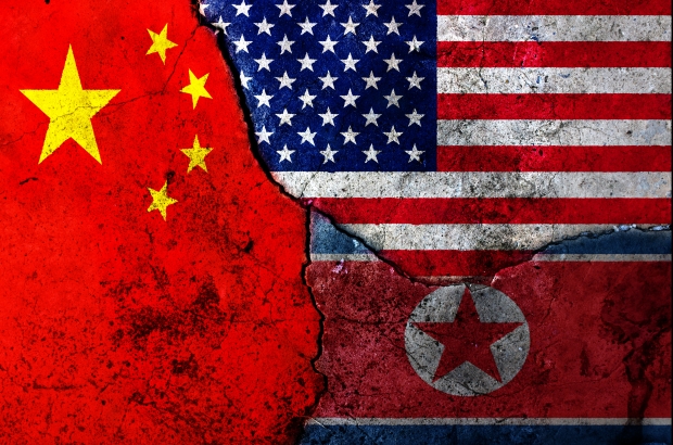 Drapelele SUA, Coreei de Nord și Chinei