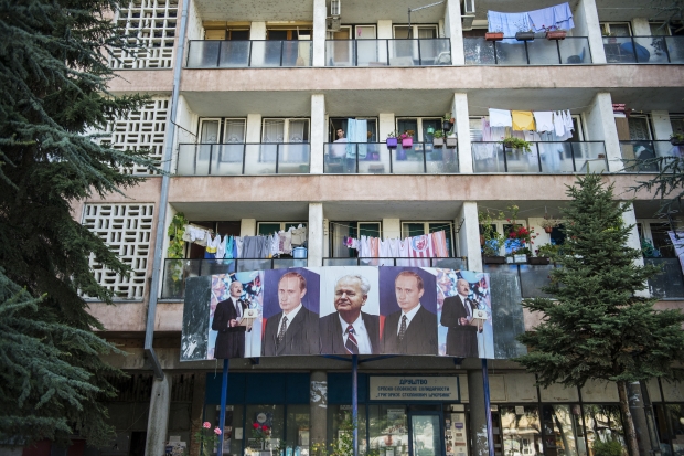 Fotografiile lui Slobodan Milosevic, Vladimir Putin și Alexander Lukașenko sunt afișate pe un imobil din nordul orașului Mitrovița din Kosovo, locuit de etnici sârbi. 