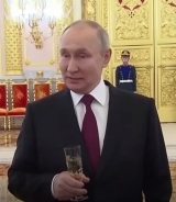 Putin ținând un pahar în timp ce vorbește despre soarta a zeci de milioane de ucraineni