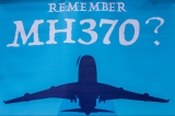 Un banner cu zborul MH370 în Kuala Lumpur.