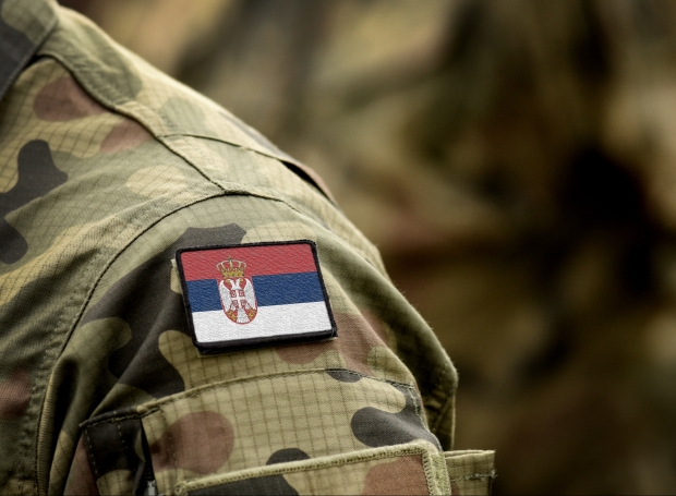 Uniformă militară cu drapelul Serbiei