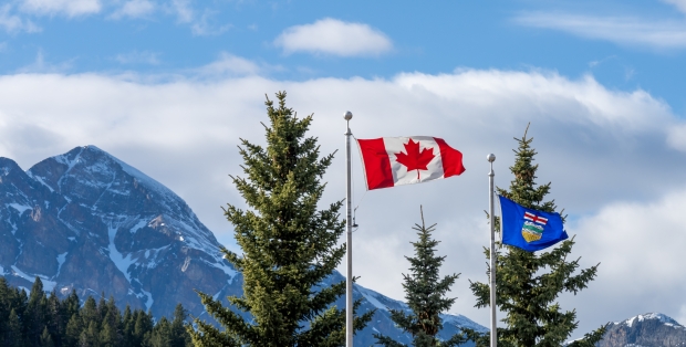 Drapelul Canadei și al provinciei Alberta