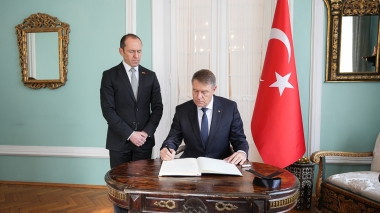 Klaus Iohannis semnează în cartea de condoleanțe de la Ambasada Turciei