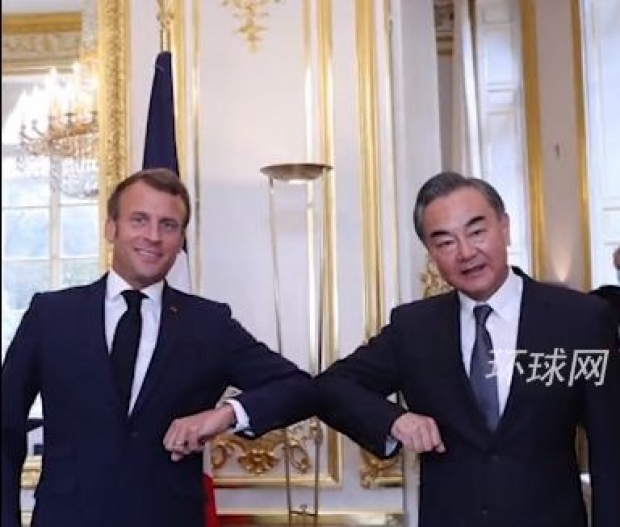 Preşedintele francez Emmanuel Macron şi şeful diplomaţiei chineze Wang Yi