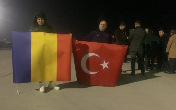 Salvatorii români, așteptați la aeroport