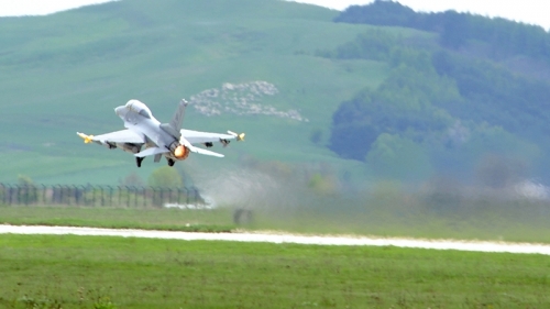 Victor Ponta a fost “viperă dacă” şi a zburat cu un F-16