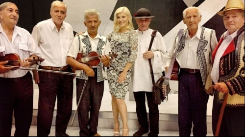 Loredana aduce muzica satelor româneşti pe „Drumul lui Leşe”