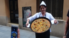 Echipa „Cap compas” a învățat să prepare paella valenciană