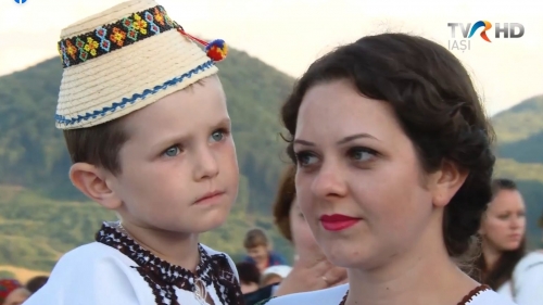 Maria Iliuţ şi invitaţii săi la hora satului din Crasna, Ucraina | VIDEO