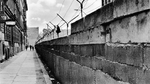 Dramele de la Zidul Berlinului, rememorate la „Omul şi timpul” | VIDEO