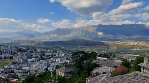 La un pas de România: TV Gjirokastra și aromânii din sudul Albaniei   