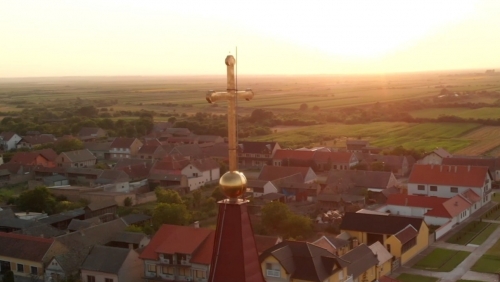 O nouă serie „La un pas de România