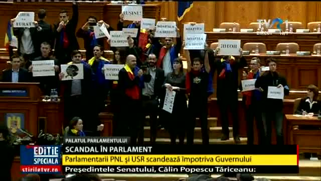Parlamentarii PNL și USR scandează în Parlament împotriva Guvernului