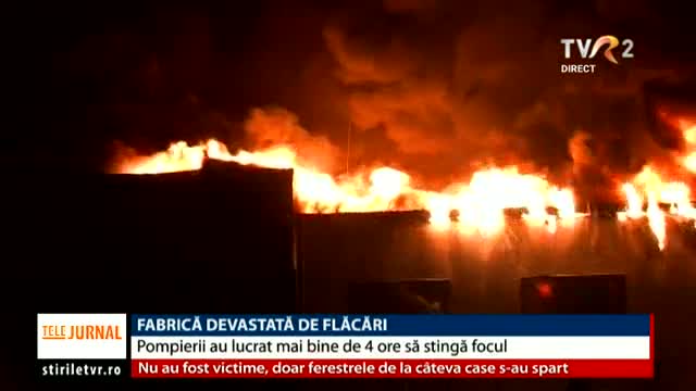 Fabrică devastată de flăcări