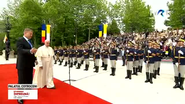 Președintele Klaus Iohannis îi șoptește Suveranului Pontif salutul românesc