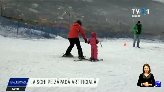 La schi pe zăpadă artificială