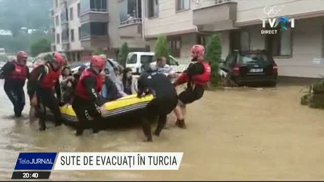 Sute de evacuați în Turcia