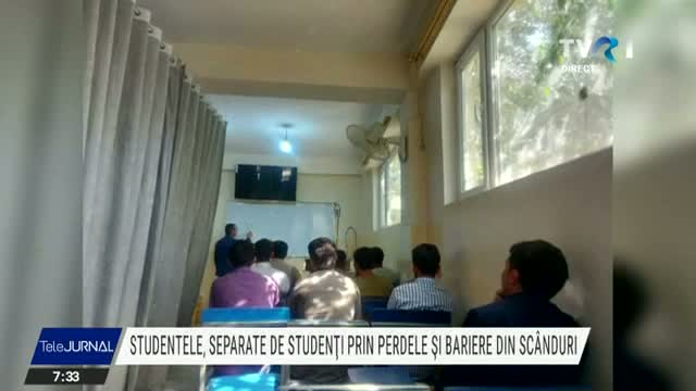 Studentii si studentele afgane despartiti de un zid