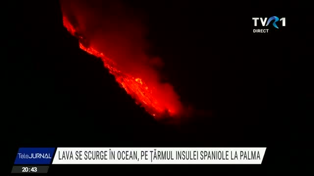Lava se scurge în ocean pe țărmul insulei spaniole La Palma